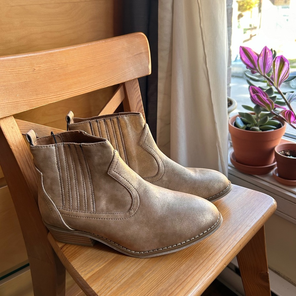 Western Gold Vegan Leather Ankle Boots 💛🤎💛